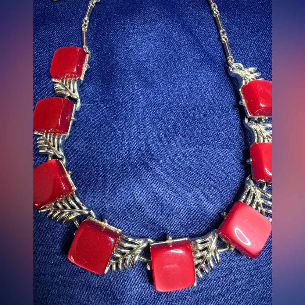 Necklace Vintage Signed Coro, Red and Gold-tone Thermoset Choker - Picture 3 of 8